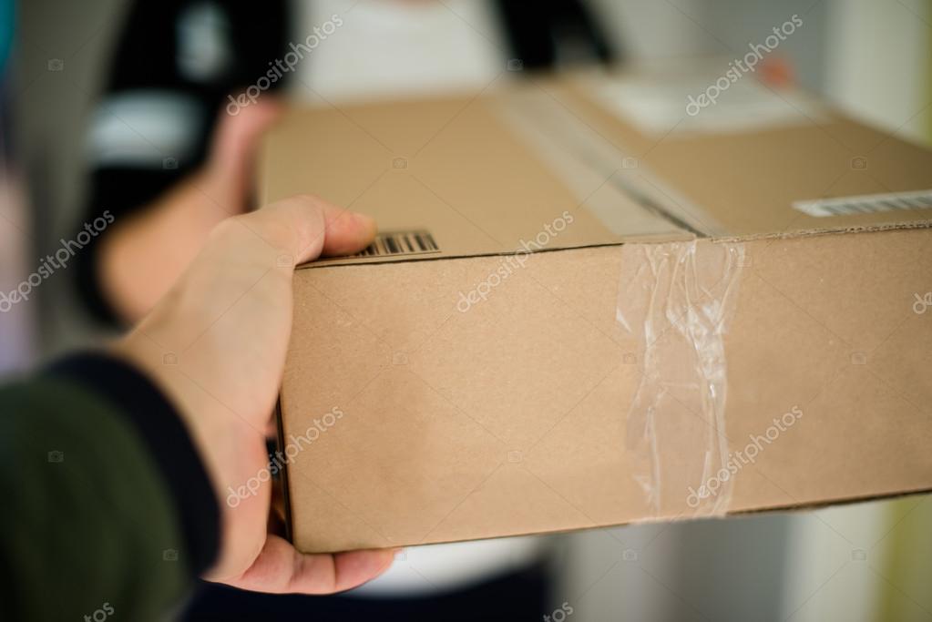 Corriere che consegna un pacco a un cliente privato a domicilio