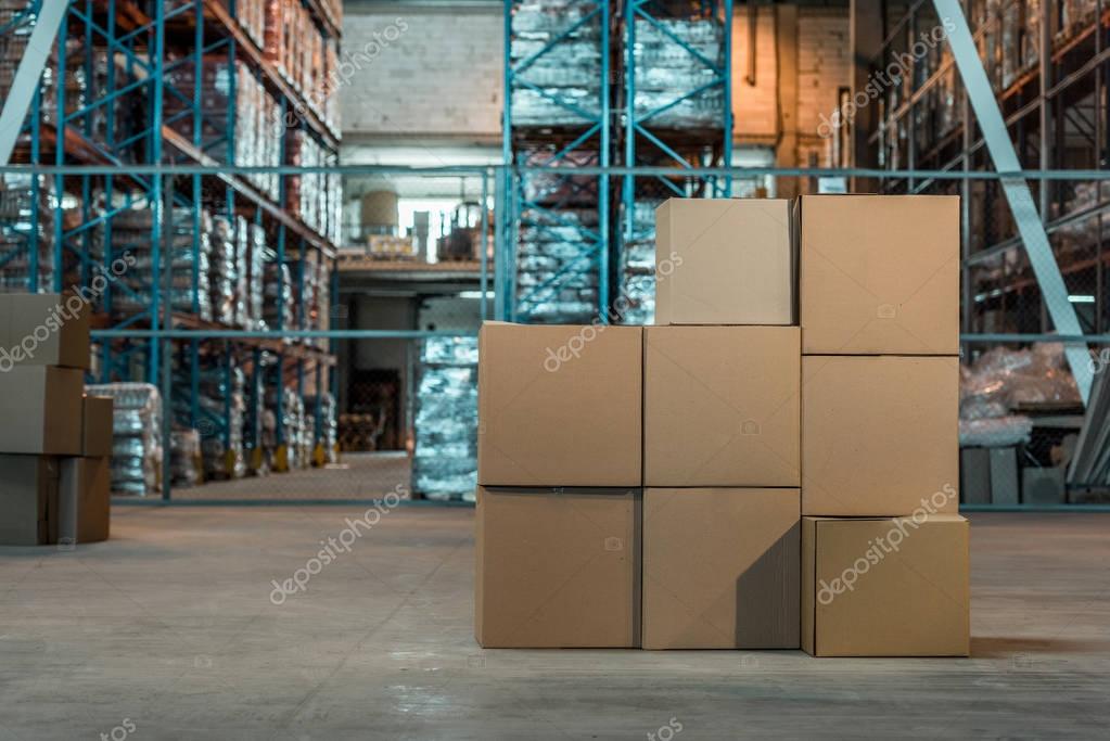 Magazzino logistico con scaffali e colli