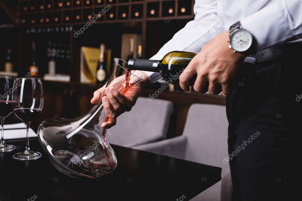 Bottiglie di vino e calici su tavolo rustico