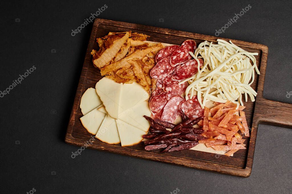 Selezione di formaggi tipici calabresi su tagliere in legno